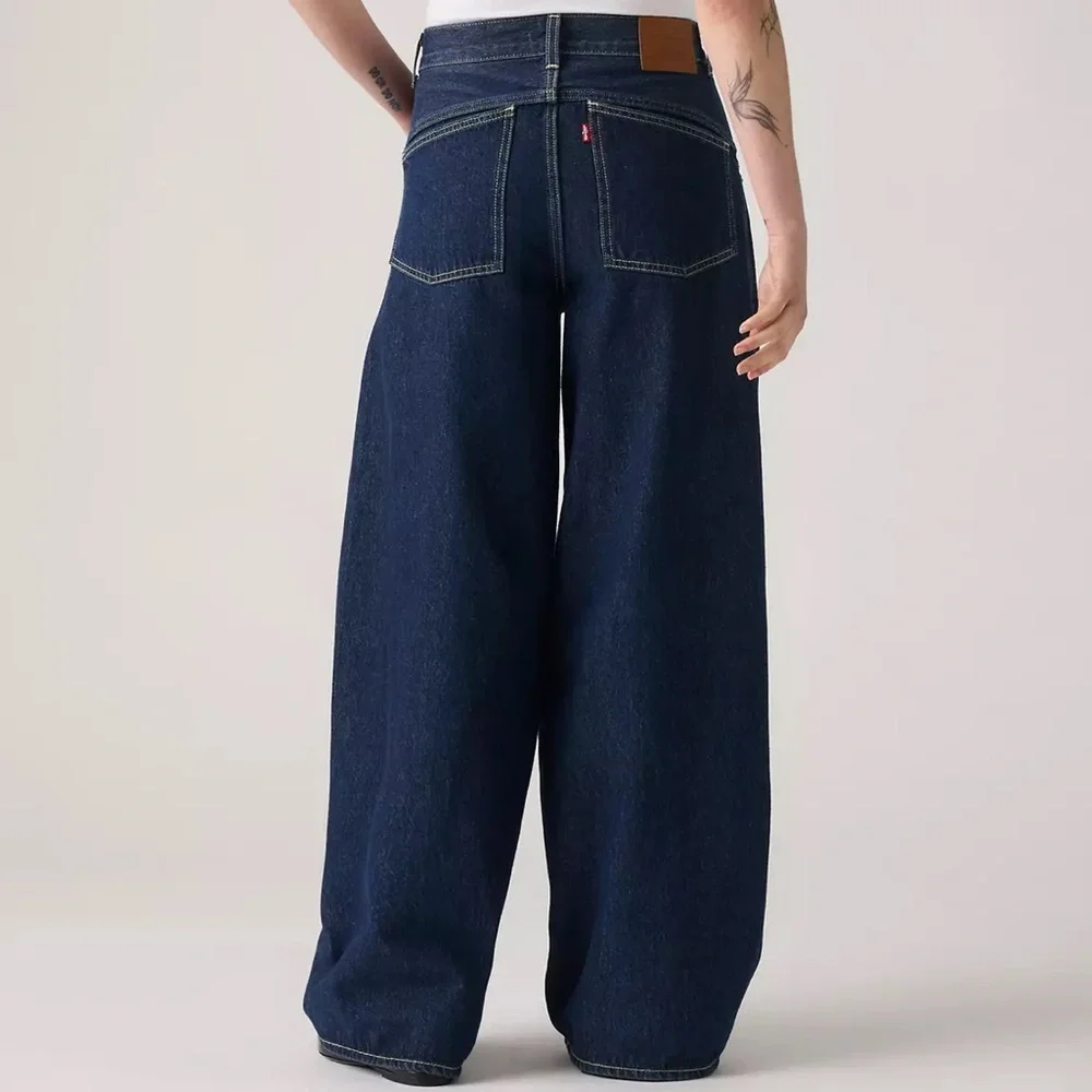 NEW Levi's Super Baggy Barrel Leg Blue Jeans in Dark Wash Women's 33 - Picture 3 of 13